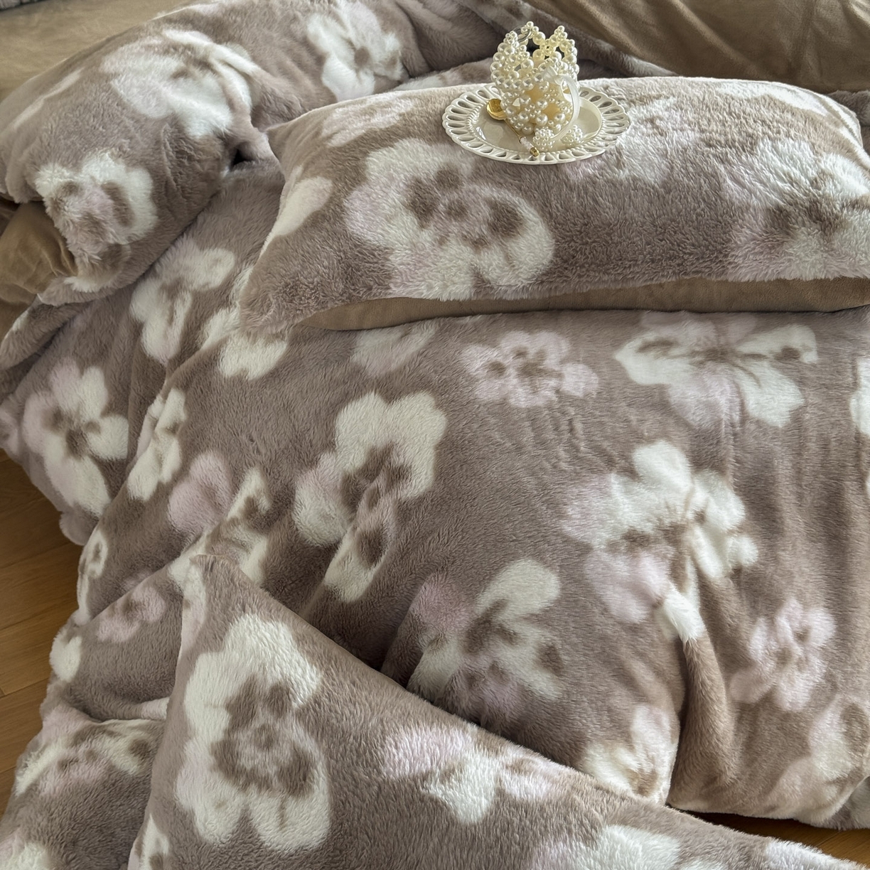 91家纺网 家纺一手货源 找家纺 新印象 2025新款美拉德系列兔毛绒保暖四件套 浅栀