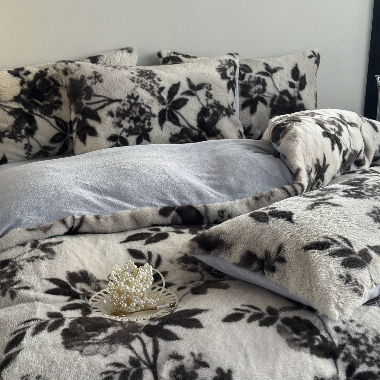 91家纺网 家纺一手货源 找家纺 新印象 2025新款美拉德系列兔毛绒保暖四件套 奢香之都