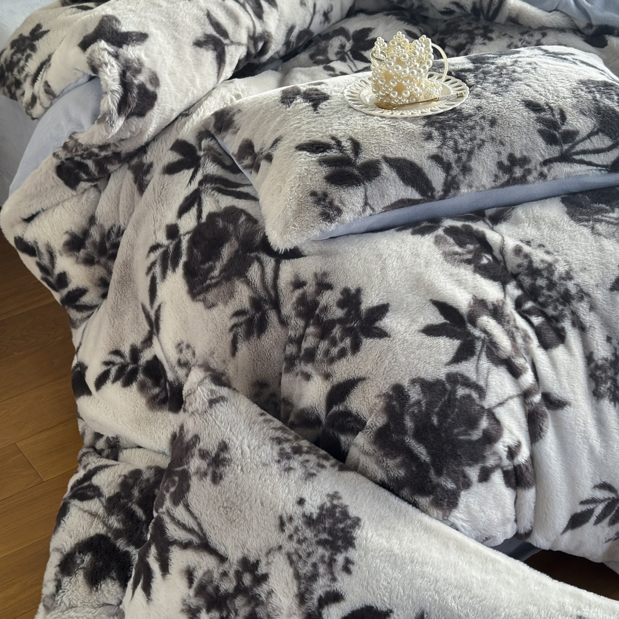 91家纺网 家纺一手货源 找家纺 新印象 2025新款美拉德系列兔毛绒保暖四件套 奢香之都