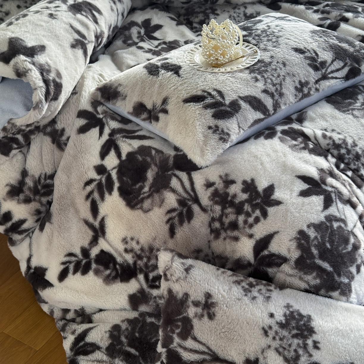 91家纺网 家纺一手货源 找家纺 新印象 2025新款美拉德系列兔毛绒保暖四件套 奢香之都