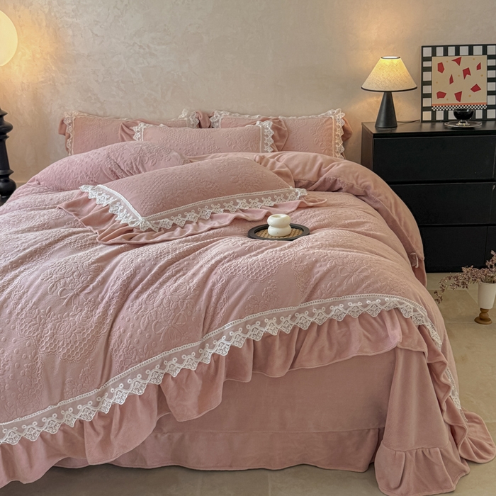 91家纺网 家纺一手货源 找家纺 宝薇家纺 2025新款全消光雕花工艺法式花边牛奶绒宝宝绒四件套-艾薇儿 艾薇儿-豆沙