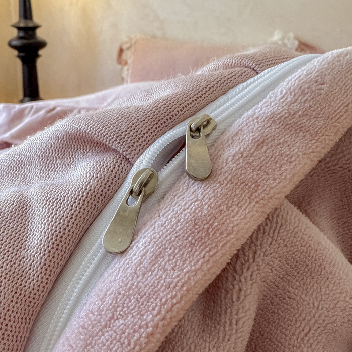 91家纺网 家纺一手货源 找家纺 宝薇家纺 2025新款全消光雕花工艺法式花边牛奶绒宝宝绒四件套-艾薇儿 艾薇儿-豆沙