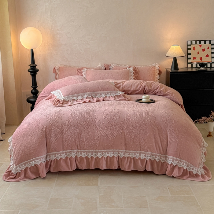 91家纺网 家纺一手货源 找家纺 宝薇家纺 2025新款全消光雕花工艺法式花边牛奶绒宝宝绒四件套-艾薇儿 艾薇儿-豆沙