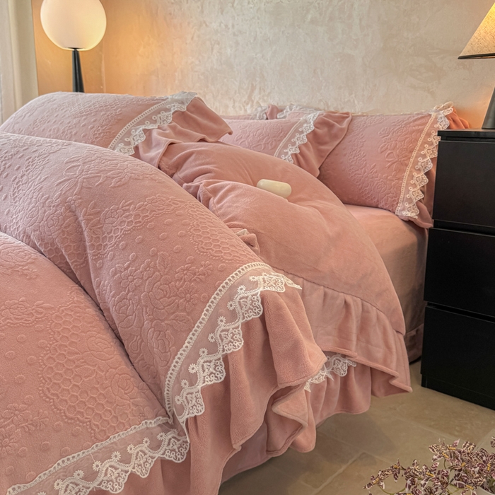 91家纺网 家纺一手货源 找家纺 宝薇家纺 2025新款全消光雕花工艺法式花边牛奶绒宝宝绒四件套-艾薇儿 艾薇儿-豆沙