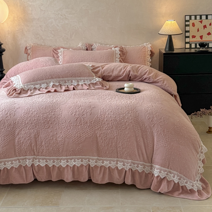 91家纺网 家纺一手货源 找家纺 宝薇家纺 2025新款全消光雕花工艺法式花边牛奶绒宝宝绒四件套-艾薇儿 艾薇儿-豆沙