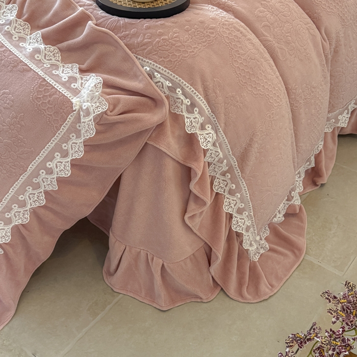 91家纺网 家纺一手货源 找家纺 宝薇家纺 2025新款全消光雕花工艺法式花边牛奶绒宝宝绒四件套-艾薇儿 艾薇儿-豆沙