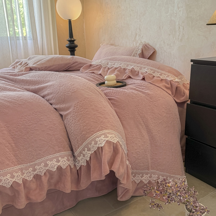 91家纺网 家纺一手货源 找家纺 宝薇家纺 2025新款全消光雕花工艺法式花边牛奶绒宝宝绒四件套-艾薇儿 艾薇儿-豆沙