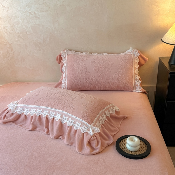 91家纺网 家纺一手货源 找家纺 宝薇家纺 2025新款全消光雕花工艺法式花边牛奶绒宝宝绒四件套-艾薇儿 艾薇儿-豆沙