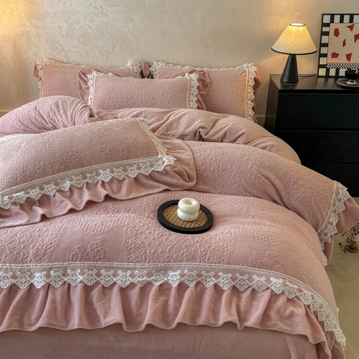 91家纺网 家纺一手货源 找家纺 宝薇家纺 2025新款全消光雕花工艺法式花边牛奶绒宝宝绒四件套-艾薇儿 艾薇儿-豆沙