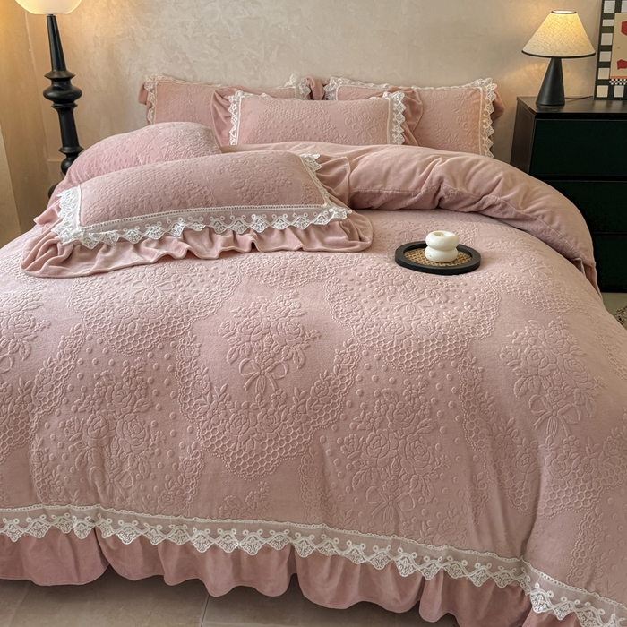 91家纺网 家纺一手货源 找家纺 宝薇家纺 2025新款全消光雕花工艺法式花边牛奶绒宝宝绒四件套-艾薇儿 艾薇儿-豆沙