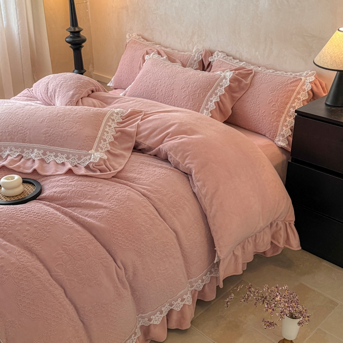91家纺网 家纺一手货源 找家纺 宝薇家纺 2025新款全消光雕花工艺法式花边牛奶绒宝宝绒四件套-艾薇儿 艾薇儿-豆沙