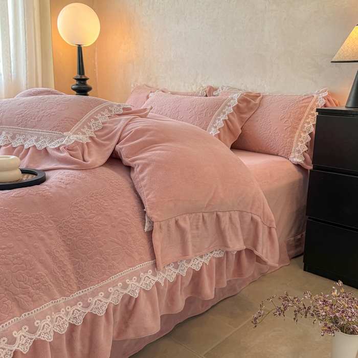 91家纺网 家纺一手货源 找家纺 宝薇家纺 2025新款全消光雕花工艺法式花边牛奶绒宝宝绒四件套-艾薇儿 艾薇儿-豆沙