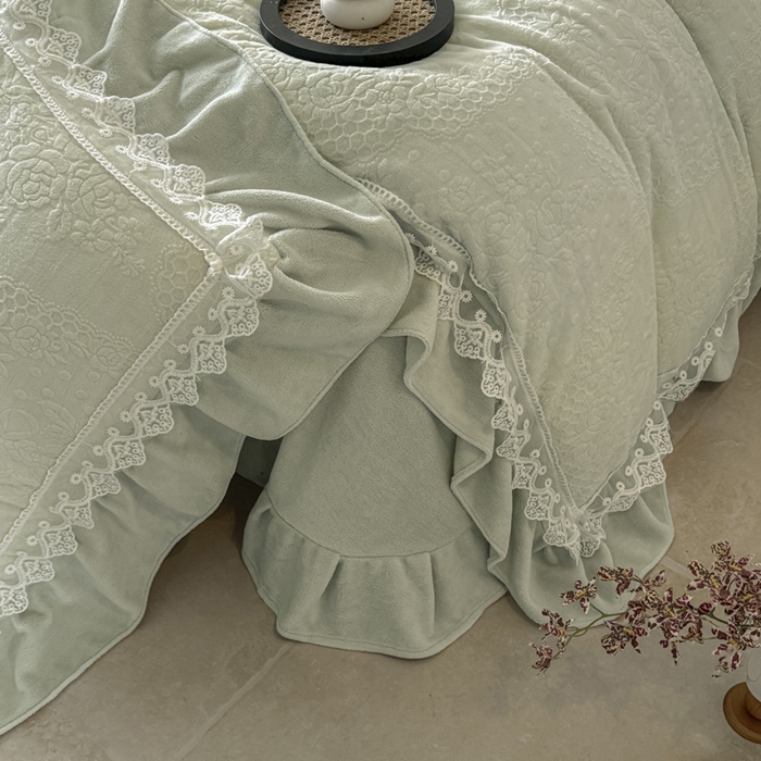 91家纺网 家纺一手货源 找家纺 宝薇家纺 2025新款全消光雕花工艺法式花边牛奶绒宝宝绒四件套-艾薇儿 艾薇儿-绿