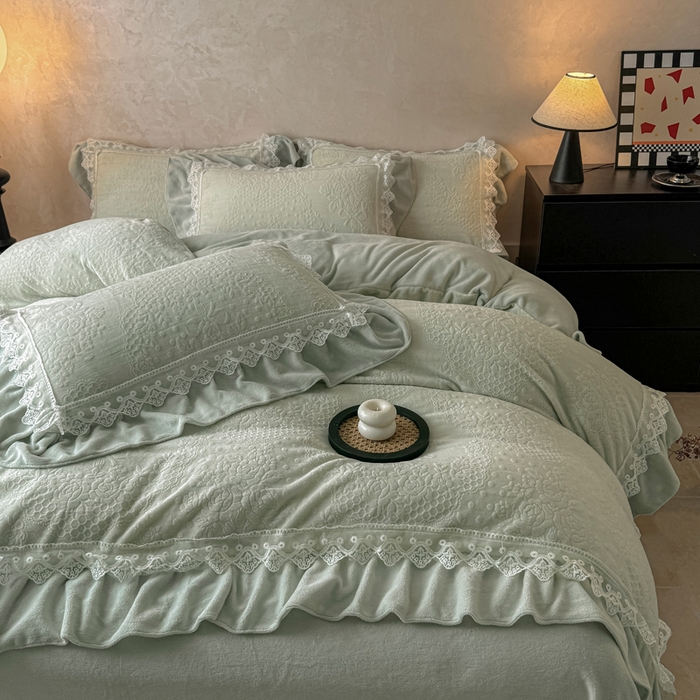 91家纺网 家纺一手货源 找家纺 宝薇家纺 2025新款全消光雕花工艺法式花边牛奶绒宝宝绒四件套-艾薇儿 艾薇儿-绿
