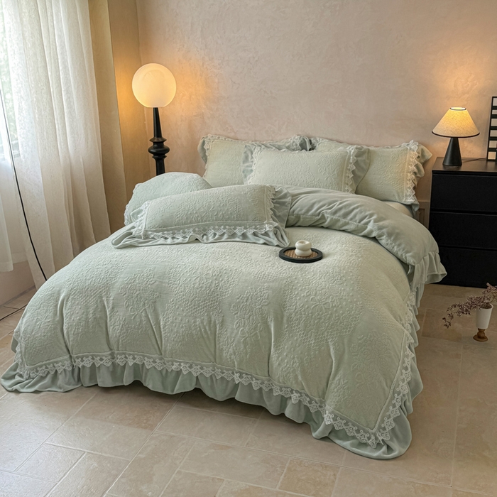 91家纺网 家纺一手货源 找家纺 宝薇家纺 2025新款全消光雕花工艺法式花边牛奶绒宝宝绒四件套-艾薇儿 艾薇儿-绿