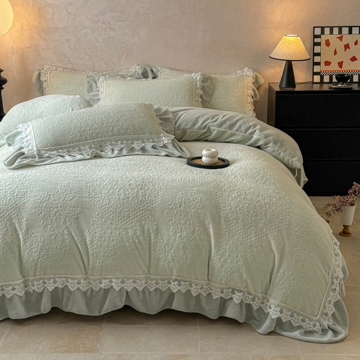 91家纺网 家纺一手货源 找家纺 宝薇家纺 2025新款全消光雕花工艺法式花边牛奶绒宝宝绒四件套-艾薇儿 艾薇儿-绿