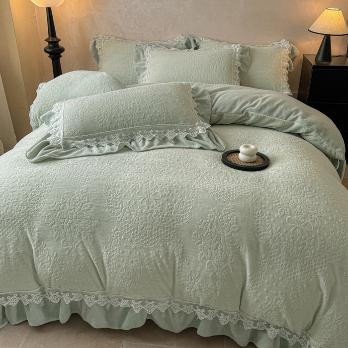 91家纺网 家纺一手货源 找家纺 宝薇家纺 2025新款全消光雕花工艺法式花边牛奶绒宝宝绒四件套-艾薇儿 艾薇儿-绿
