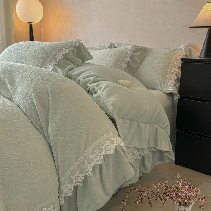 91家纺网 家纺一手货源 找家纺 宝薇家纺 2025新款全消光雕花工艺法式花边牛奶绒宝宝绒四件套-艾薇儿 艾薇儿-绿