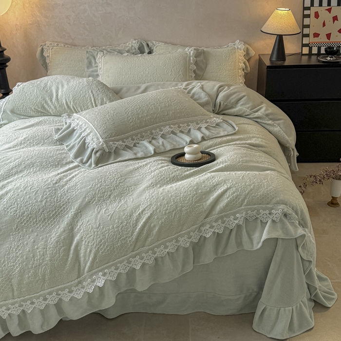 91家纺网 家纺一手货源 找家纺 宝薇家纺 2025新款全消光雕花工艺法式花边牛奶绒宝宝绒四件套-艾薇儿 艾薇儿-绿