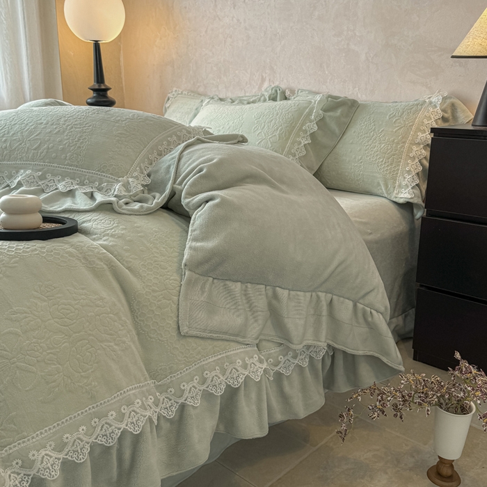 91家纺网 家纺一手货源 找家纺 宝薇家纺 2025新款全消光雕花工艺法式花边牛奶绒宝宝绒四件套-艾薇儿 艾薇儿-绿