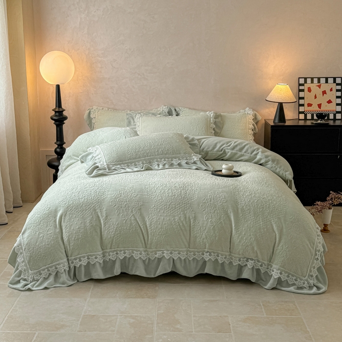 91家纺网 家纺一手货源 找家纺 宝薇家纺 2025新款全消光雕花工艺法式花边牛奶绒宝宝绒四件套-艾薇儿 艾薇儿-绿