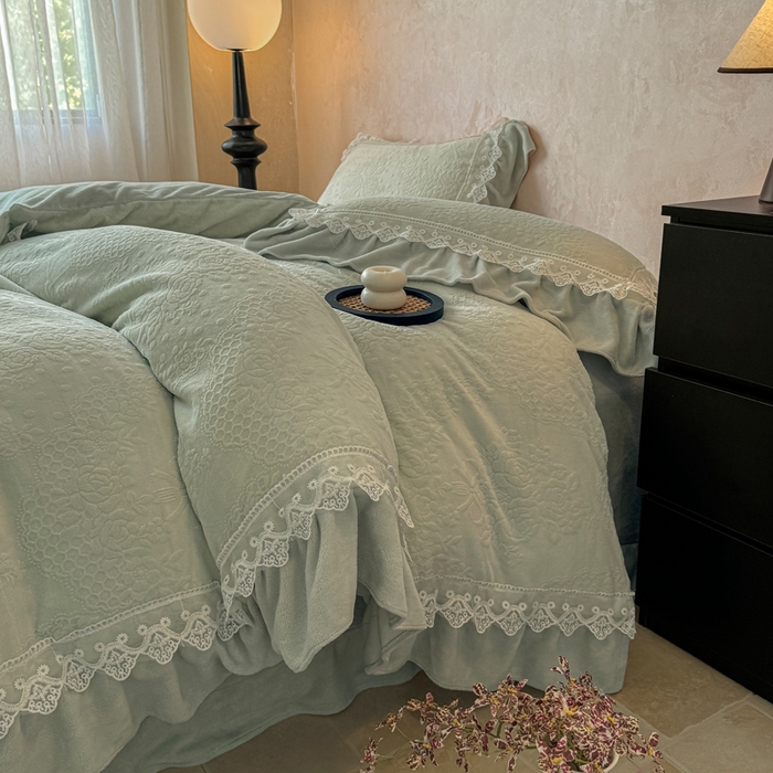 91家纺网 家纺一手货源 找家纺 宝薇家纺 2025新款全消光雕花工艺法式花边牛奶绒宝宝绒四件套-艾薇儿 艾薇儿-绿
