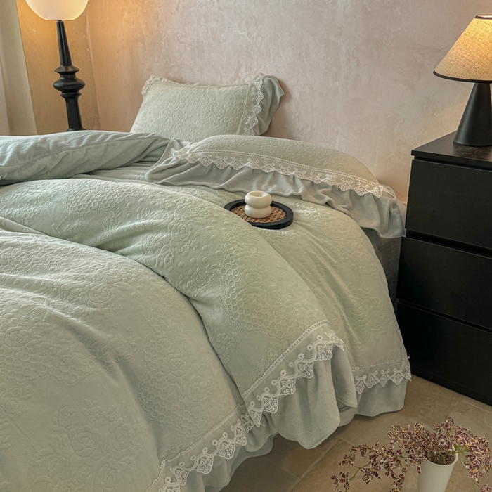 91家纺网 家纺一手货源 找家纺 宝薇家纺 2025新款全消光雕花工艺法式花边牛奶绒宝宝绒四件套-艾薇儿 艾薇儿-绿