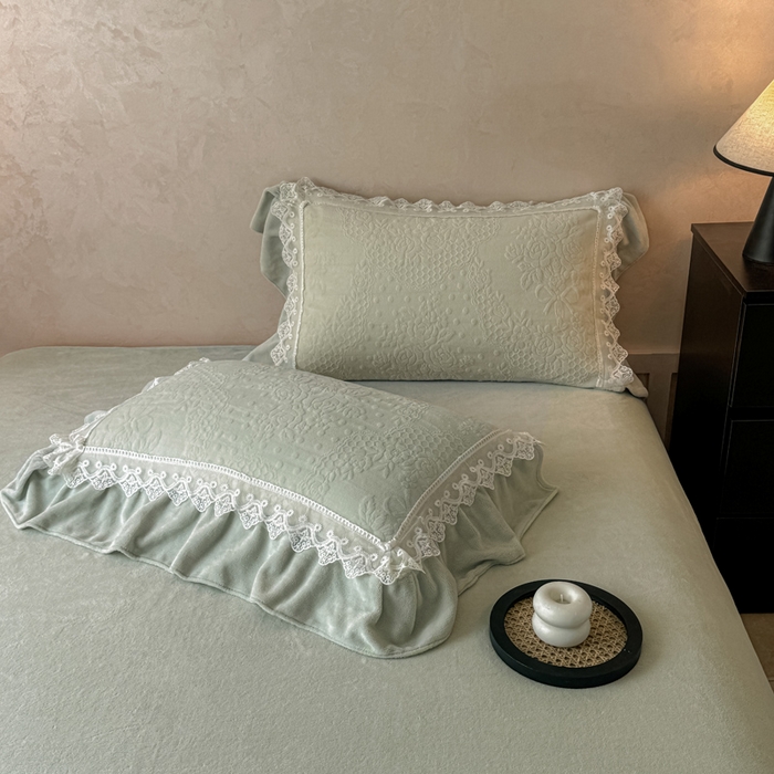 91家纺网 家纺一手货源 找家纺 宝薇家纺 2025新款全消光雕花工艺法式花边牛奶绒宝宝绒四件套-艾薇儿 艾薇儿-绿