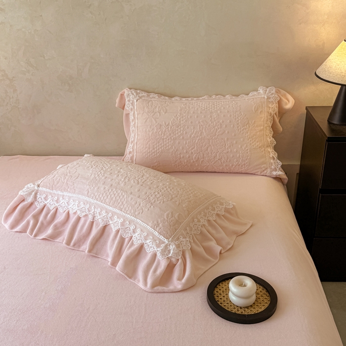 91家纺网 家纺一手货源 找家纺 宝薇家纺 2025新款全消光雕花工艺法式花边牛奶绒宝宝绒四件套-艾薇儿 艾薇儿-玉