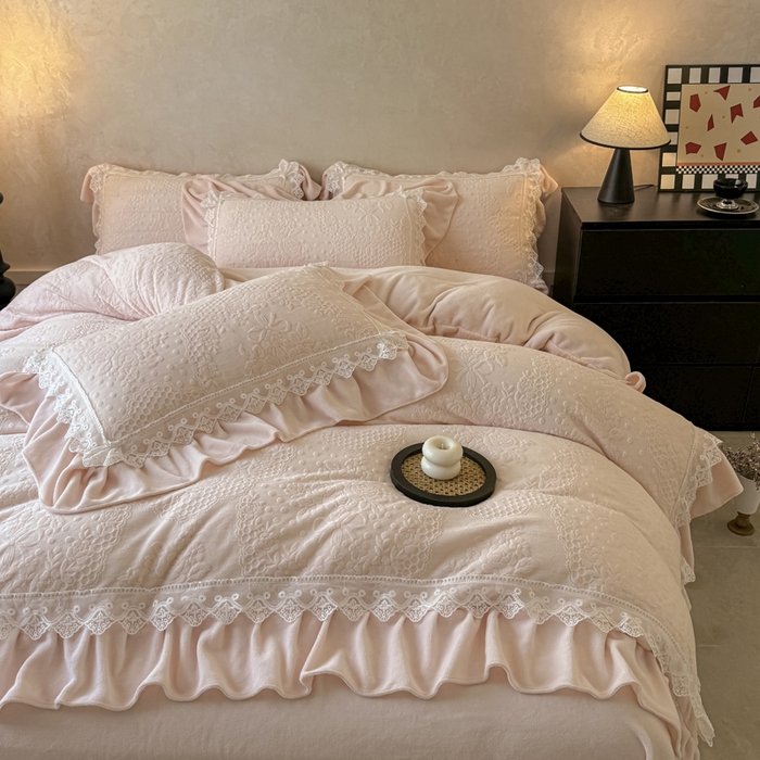 91家纺网 家纺一手货源 找家纺 宝薇家纺 2025新款全消光雕花工艺法式花边牛奶绒宝宝绒四件套-艾薇儿 艾薇儿-玉