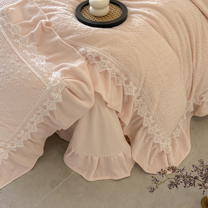 91家纺网 家纺一手货源 找家纺 宝薇家纺 2025新款全消光雕花工艺法式花边牛奶绒宝宝绒四件套-艾薇儿 艾薇儿-玉