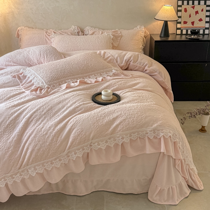 91家纺网 家纺一手货源 找家纺 宝薇家纺 2025新款全消光雕花工艺法式花边牛奶绒宝宝绒四件套-艾薇儿 艾薇儿-玉