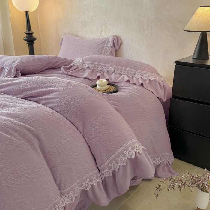 91家纺网 家纺一手货源 找家纺 宝薇家纺 2025新款全消光雕花工艺法式花边牛奶绒宝宝绒四件套-艾薇儿 艾薇儿-紫