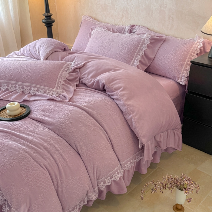 91家纺网 家纺一手货源 找家纺 宝薇家纺 2025新款全消光雕花工艺法式花边牛奶绒宝宝绒四件套-艾薇儿 艾薇儿-紫