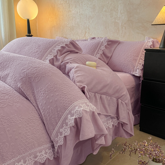 91家纺网 家纺一手货源 找家纺 宝薇家纺 2025新款全消光雕花工艺法式花边牛奶绒宝宝绒四件套-艾薇儿 艾薇儿-紫