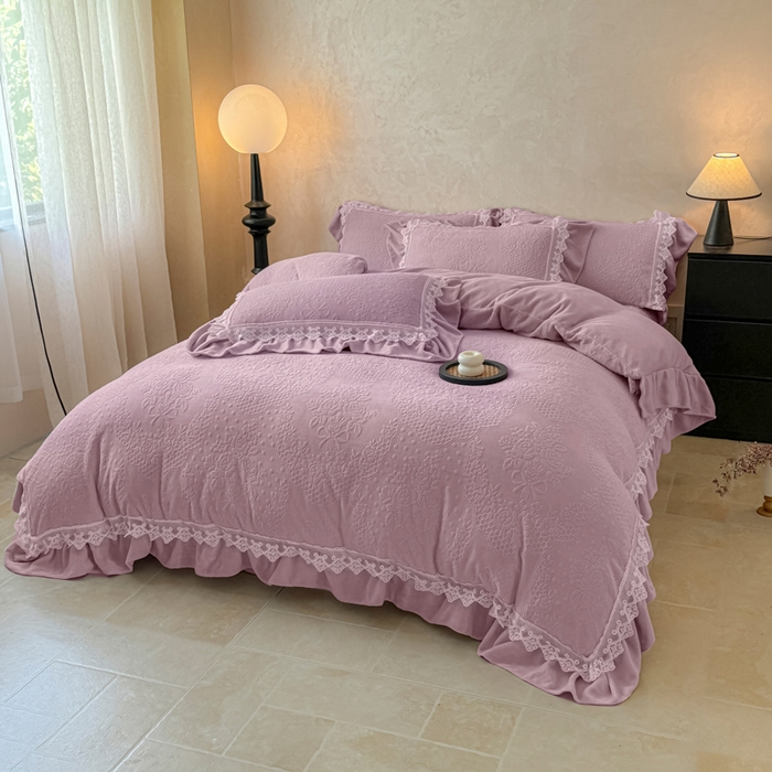 91家纺网 家纺一手货源 找家纺 宝薇家纺 2025新款全消光雕花工艺法式花边牛奶绒宝宝绒四件套-艾薇儿 艾薇儿-紫