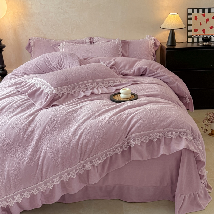 91家纺网 家纺一手货源 找家纺 宝薇家纺 2025新款全消光雕花工艺法式花边牛奶绒宝宝绒四件套-艾薇儿 艾薇儿-紫