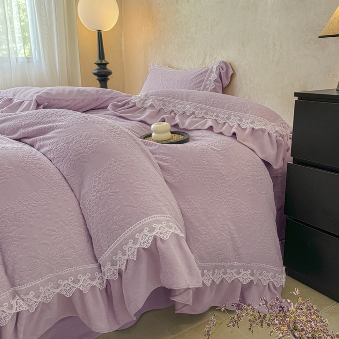 91家纺网 家纺一手货源 找家纺 宝薇家纺 2025新款全消光雕花工艺法式花边牛奶绒宝宝绒四件套-艾薇儿 艾薇儿-紫