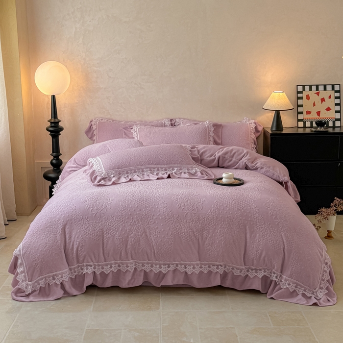 91家纺网 家纺一手货源 找家纺 宝薇家纺 2025新款全消光雕花工艺法式花边牛奶绒宝宝绒四件套-艾薇儿 艾薇儿-紫
