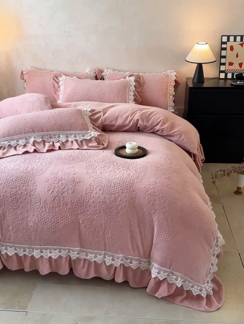 91家纺网 家纺一手货源 找家纺 宝薇家纺 2025新款全消光雕花工艺法式花边牛奶绒宝宝绒四件套-艾薇儿 艾薇儿-豆沙