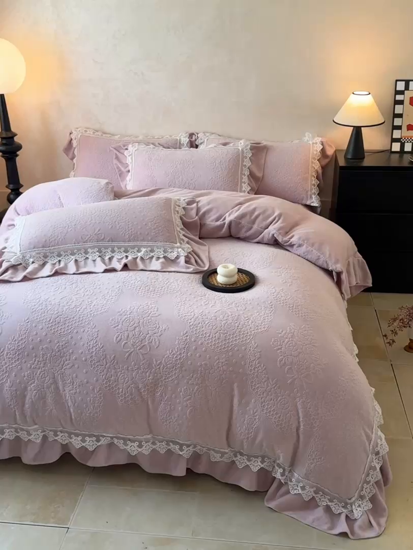 91家纺网 家纺一手货源 找家纺 宝薇家纺 2025新款全消光雕花工艺法式花边牛奶绒宝宝绒四件套-艾薇儿 艾薇儿-紫
