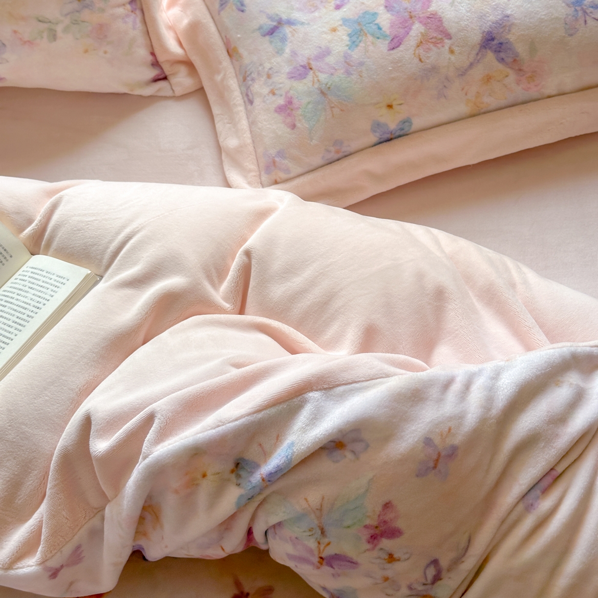 91家纺网 家纺一手货源 找家纺 （总）云栖家居 2025秋冬新款加厚立体消光牛奶绒四件套-迷蝶