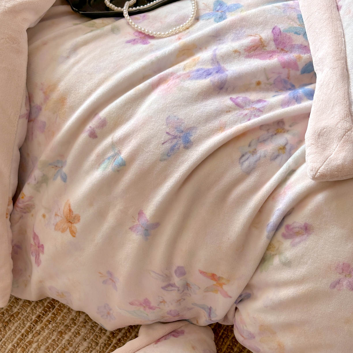 91家纺网 家纺一手货源 找家纺 （总）云栖家居 2025秋冬新款加厚立体消光牛奶绒四件套-迷蝶