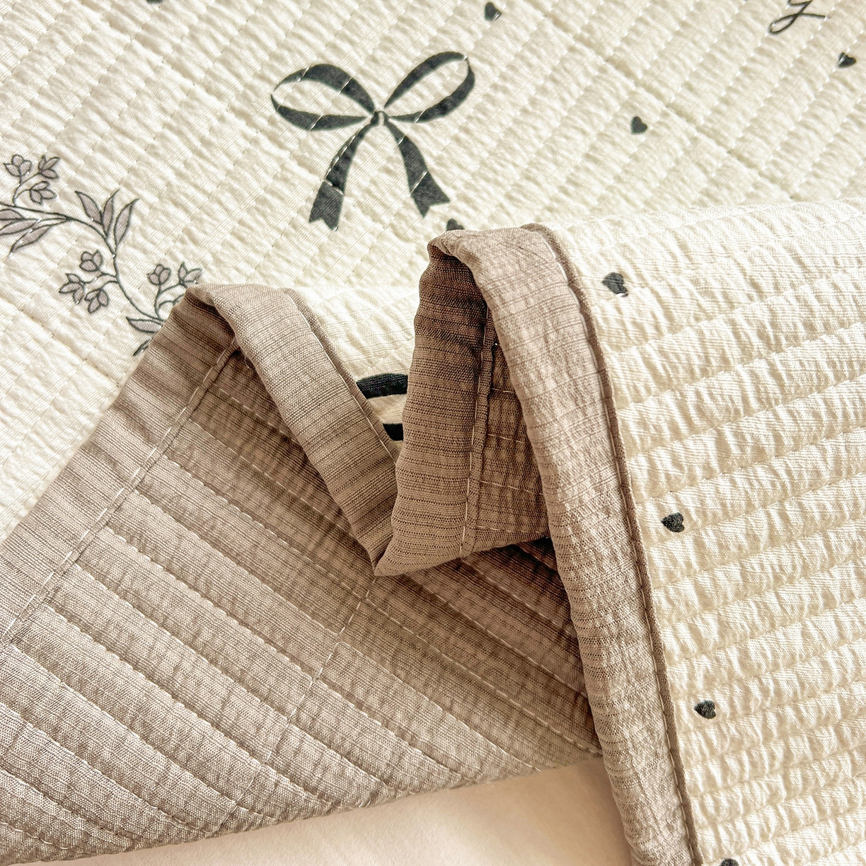 91家纺网 家纺一手货源 找家纺 暖芯优选 2025新款木棉印花床盖三件套 点点爱心