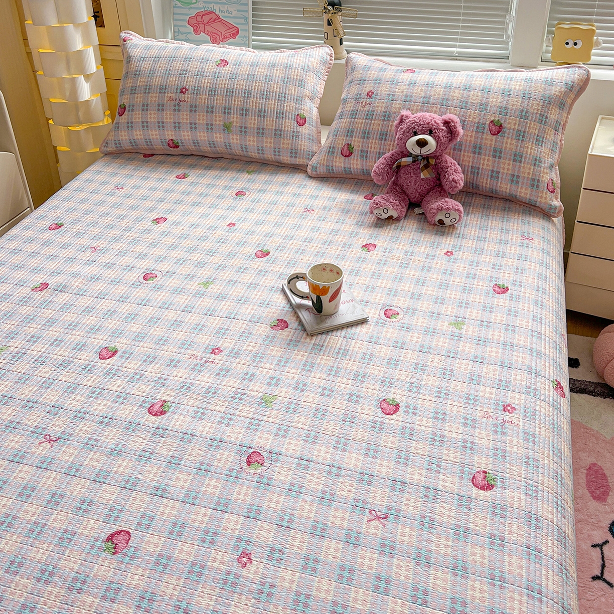 91家纺网 家纺一手货源 找家纺 暖芯优选 2025新款木棉印花床盖三件套 格子草莓