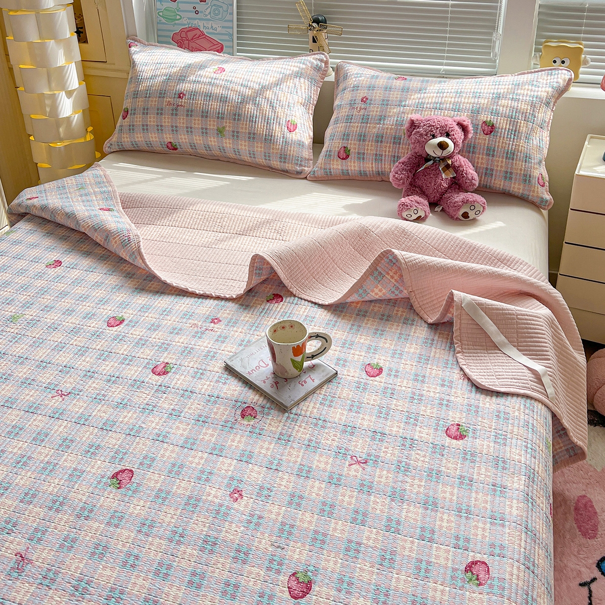 91家纺网 家纺一手货源 找家纺 暖芯优选 2025新款木棉印花床盖三件套 格子草莓