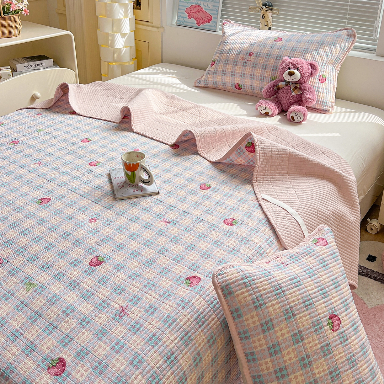 91家纺网 家纺一手货源 找家纺 暖芯优选 2025新款木棉印花床盖三件套 格子草莓