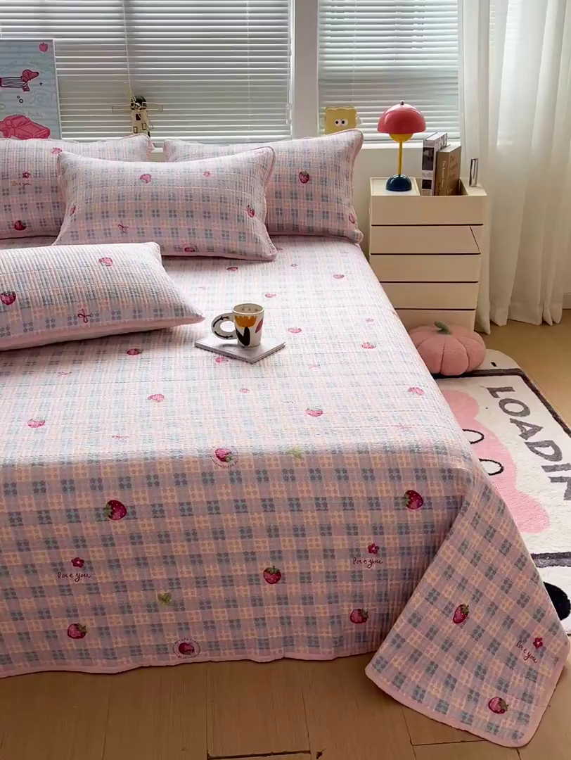 91家纺网 家纺一手货源 找家纺 暖芯优选 2025新款木棉印花床盖三件套 格子草莓