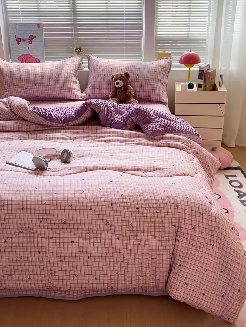 91家纺网 家纺一手货源 找家纺 暖芯优选 2025新款木棉双层纱ins少女心可爱系加厚豆豆冬被四件套床盖三件套暖梦系列（小红书推荐） 格子樱桃