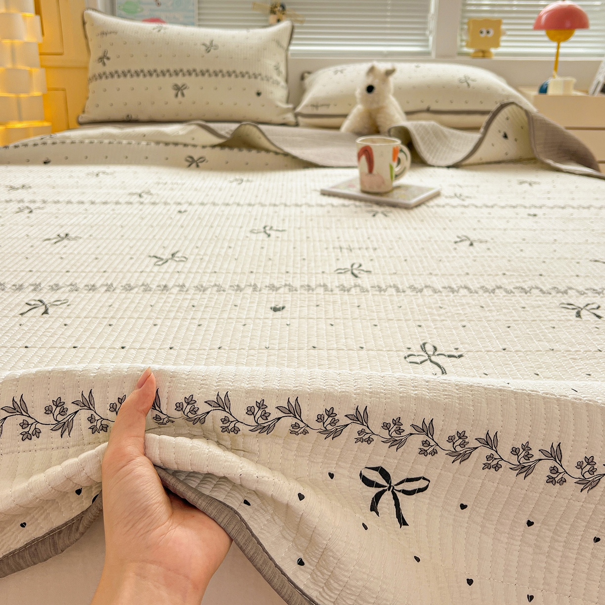 91家纺网 家纺一手货源 找家纺 暖芯优选 2025新款木棉双层纱ins少女心可爱系加厚豆豆冬被四件套床盖三件套暖梦系列（小红书推荐） 点点爱心